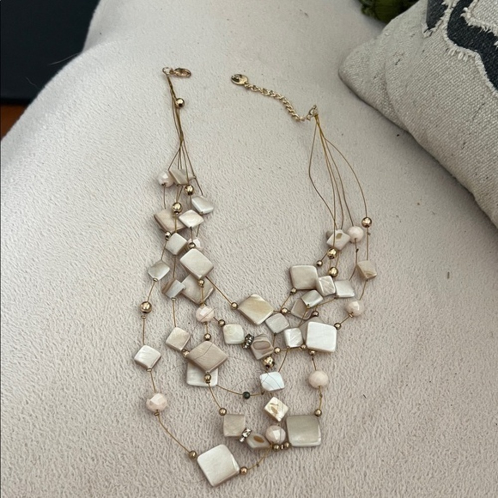 Coiris 5 strand shell wire necklace
